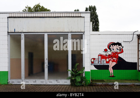 Verlassene Autowerkstatt mit Drive-in Restaurant, Werbung Zeichen gemalt an der Wand, Krefeld, Nordrhein-Westfalen Stockfoto