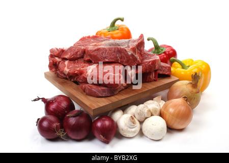 Rindfleisch auf einer Holzplatte mit Zutaten zu Gulasch Stockfoto
