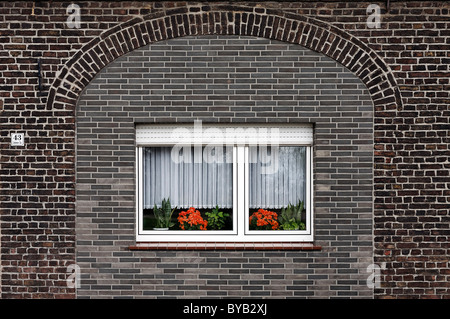 Moderne Kunststoff-Fenster in einem alten, gemauerten Up Tür, kleines Bauernhaus in der Region Niederrhein, Gellep-Stratum Bezirk eingebaut Stockfoto