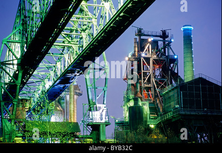 Verlassene Thyssen Hochofenwerk, beleuchtet mit bunten Lichtern, heute Landschaftspark Duisburg-Nord Stockfoto