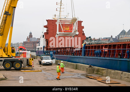 Laden von Seatrax Kran Abschnitte auf der Sea Hunter-Frachter in Great Yarmouth Stockfoto