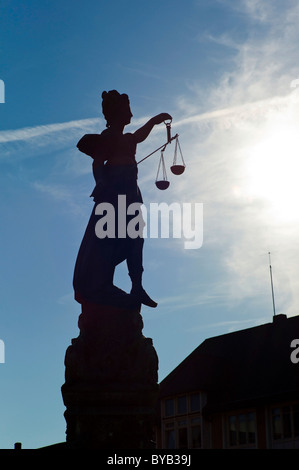 Kontur, Justitia Statue, alte römische Göttin der Gerechtigkeit, Roemerberg Quadrat, Frankfurt, Hessen, Deutschland, Europa Stockfoto