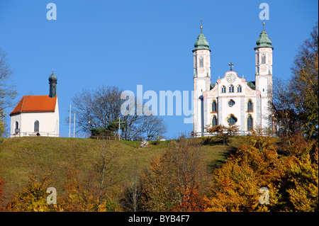 Kapelle St. Leonhard und der Kirche des Heiligen Kreuzes am Kalvarienberg, Kalvarienberg, Bad Tölz, Oberbayern Stockfoto