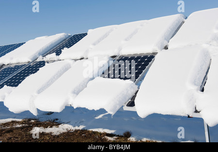 Schnee Abrutschen Solarmodule im Winter, Landshut, niedriger Bayern, Bayern, Deutschland, Europa Stockfoto