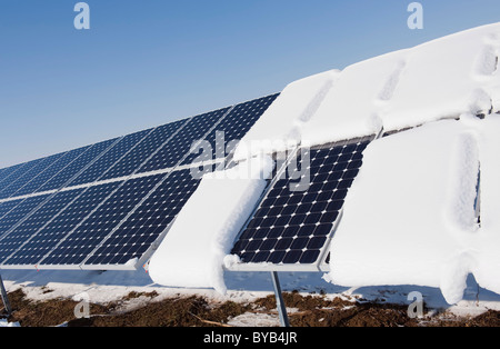 Schnee Abrutschen Solarmodule im Winter, Landshut, niedriger Bayern, Bayern, Deutschland, Europa Stockfoto