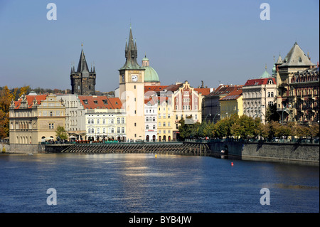 Vltava (Moldau), Smetana Museum im ehemaligen Wasserwerk, der Altstädter Brückenturm, Wasserturm, Kuppel der Kreuzkirche, Prag Stockfoto