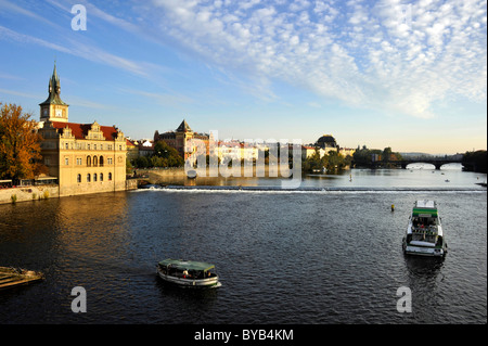 Vltava (Moldau), Smetana Museum im ehemaligen Wasserwerk, Wasserturm, Smetana Kai, Prag, Böhmen, Tschechische Republik, Europa Stockfoto
