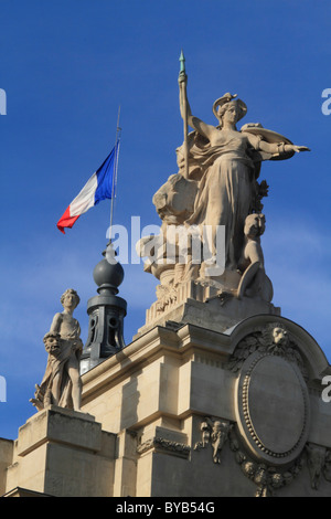 Statuen und französische Flagge auf dem Dach des Grand Palais, Paris, Frankreich, Europa Stockfoto