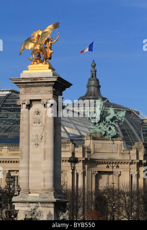 Grand Palais, Säule der Pont Alexandre III Brücke, Paris, Frankreich, Europa Stockfoto