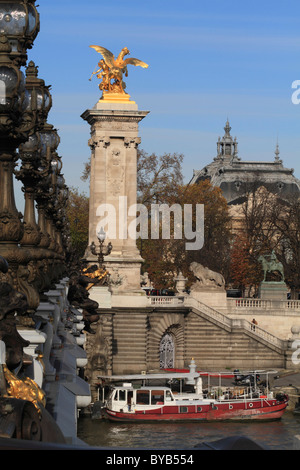 Pont Alexandre III Brücke, Petit Palais, Seine, Paris, Frankreich Stockfoto