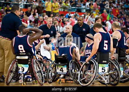 US-Trainer gibt seinem Team eine Pep Talk während einer Auszeit im Halbfinale Rollstuhl-Basketball-Spiel zwischen Kanada und den USA Stockfoto