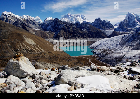 Blick von der Renjola-Pass auf Gokyo und Gokyo Tso See über den Ngozumpa-Gletscher auf der Everest-Massivs, Khumbu Stockfoto