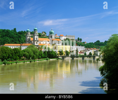 Altstadt mit der Kathedrale über den Fluss Inn, Passau, Niederbayern, Deutschland, Europa Stockfoto