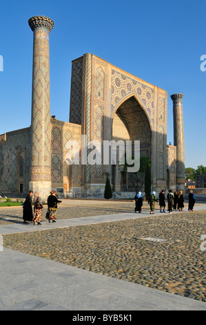 Ulugh Beg Medresen, Registan-Platz in Samarkand, UNESCO-Weltkulturerbe, Silk Road, Usbekistan, Zentralasien Stockfoto