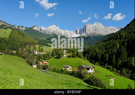 Blick über St. Cypiran, San Cipriano, San Cipriano auf das Rosengarten-massiv, Tiersertal Tal, Provinz von Bolzano-Bozen, Italien Stockfoto