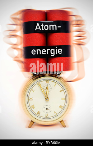 Zeitbombe, Wecker mit Sprengsatz, symbolisches Bild für die Kernenergie Stockfoto