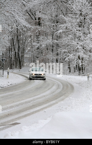Verkehr auf einer verschneiten Landstraße, Baden-Württemberg, Deutschland, Europa Stockfoto