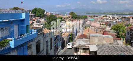 Panoramablick auf die Skyline aus dem Balcon de Velazquez Lookout gesehen, Tivoli Borough, Santiago de Cuba, der historische Bezirk Stockfoto