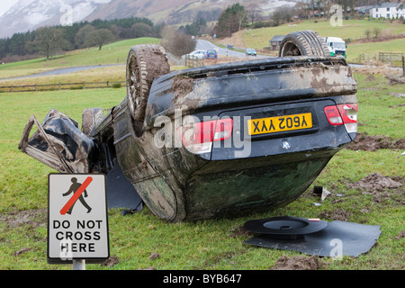 Ein BMW Auto stürzte auf dem Dach in der Mitte ein Feld nach dem Verlassen der Straße mit hoher Geschwindigkeit auf die A66 in der Nähe von Keswick Cumbria UK Stockfoto