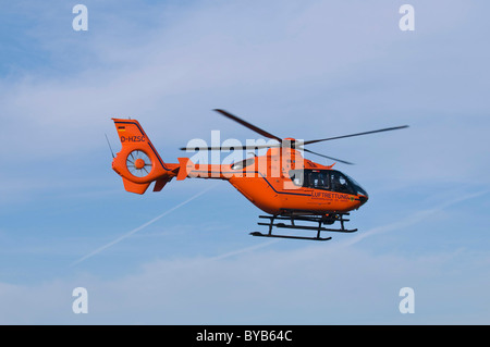Orange Hubschrauber der Air Rescue im Flug, Rettungshubschrauber Christoph 3 Stockfoto
