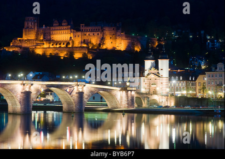 Stadtbild mit alten Brücke und Tor der alten Brücke, Karl-Theodor-Brücke, Heidelberg, Neckar, Rheinland-Pfalz, Baden-Württemberg Stockfoto