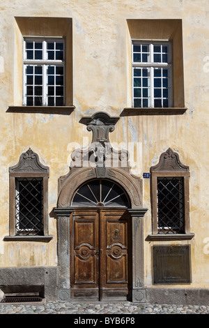 Alte Tür, Chesa Comunela, Gemeinde Zuoz, Engadin, Schweiz, Europa Stockfoto