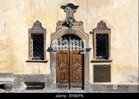 Alte Tür, Chesa Comunela, Gemeinde Zuoz, Engadin, Schweiz, Europa Stockfoto