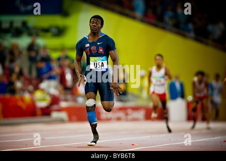 Jerome SIngleton der USA in der letzten Etappe die Männer T44 4x100m Staffel Abschlussrennen auf die Paralympischen Spiele 2008 in Peking; Stockfoto