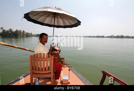 Skipper, Steuermann, Luxus-Hausboot an einem Kanal, Haripad, Alleppey, Kerala, Indien, Asien Stockfoto