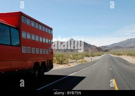 Rotel-Trainer, ein Bus mit einem mobilen Hotel Reisen auf Route 178 im Death Valley, Death Valley Nationalpark, Kalifornien Stockfoto