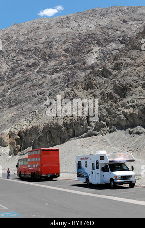 Rotel-Trainer, ein Bus mit einem mobilen Hotel Reisen auf Route 178 im Death Valley, Death Valley Nationalpark, Kalifornien Stockfoto