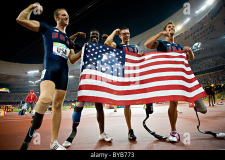 USA-Team-Mitglieder feiern nach ihrem Sieg in der Männer T44 4x100m Relais Abschlussrennen auf die Paralympischen Spiele 2008 in Peking; Stockfoto