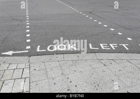 Schauen Sie links, Straßenmarkierungen für Fußgänger, London, England, Vereinigtes Königreich, Europa Stockfoto