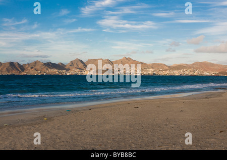 Strand von San Vicente mit Blick auf die Stadt, Mindelo, Cabo Verde, Kapverden, Afrika Stockfoto