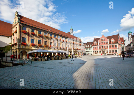 Steuerhaus Gebäude mit Cafe Hampton auf dem Marktplatz, in den Rücken der Grosszunft Gebäude, Memmingen, untere Allgäu, Allgäu Stockfoto