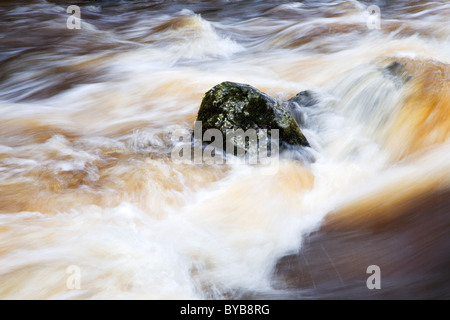Felsen in Walden Beck bei Burton West Yorkshire Dales England Stockfoto