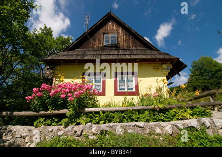 Haus in die Berg Dorf Vlkolínec, UNESCO-Weltkulturerbe, Slowakei, Europa Stockfoto