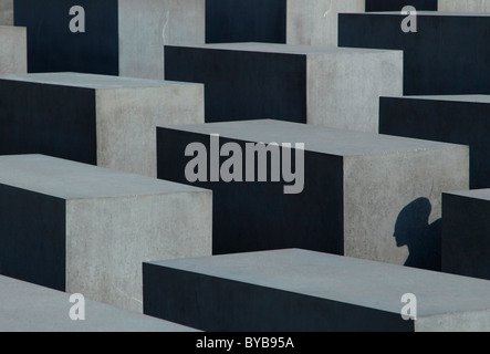 Schatten eines Mannes fällt auf das Holocaust Memorial Denkmal für die ermordeten Juden Europas getötet im zweiten Weltkrieg, Berlin, Deutschland Stockfoto