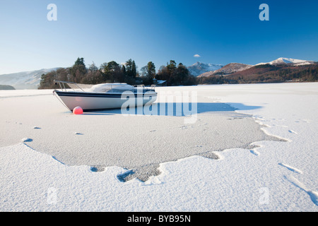 Ein Boot gesperrt im Eis am Derwent Water in Keswick im Lake District im Dezember 2009 komplett zugefroren. Stockfoto