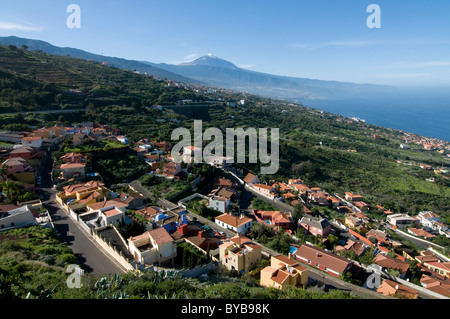 Kleine Stadt vor den Teide, Vulkan Pico del Teide, UNESCO-Weltkulturerbe, Teneriffa, Kanarische Inseln, Spanien, Europa Stockfoto