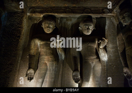 Buddha-Statuen im Inneren eines buddhistischen Höhle in Ajanta in Indien Stockfoto