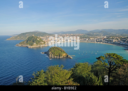 Mt Monte Urgull, Santa Clara, kleine Insel, La Concha-Bucht, Strand, Blick vom Mt Monte Igueldo, San Sebastian, Pais Vasco Stockfoto