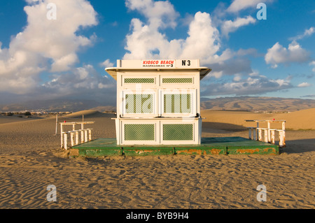 Eine geschlossene Beach Restaurant am Strand von Maspalomas, Gran Canaria, Kanarische Inseln, Spanien, Europa Stockfoto