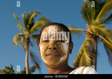 Porträt des Lächelns, dunkelhäutige Frau mit Gesichts-Malerei, Nosy Be, Madagaskar, Afrika Stockfoto