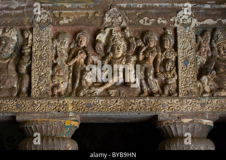 Schnitzereien in einem buddhistischen Höhle in Ajanta in Indien Stockfoto