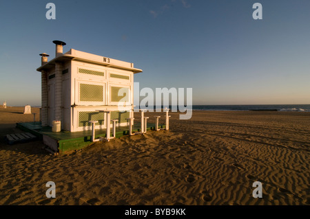 Eine geschlossene Beach Restaurant am Strand von Maspalomas, Gran Canaria, Kanarische Inseln, Spanien, Europa Stockfoto