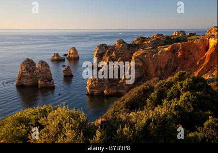 Zerklüftete Felsküste und Klippen im frühen Morgenlicht, Algarve, Portugal, Europa Stockfoto