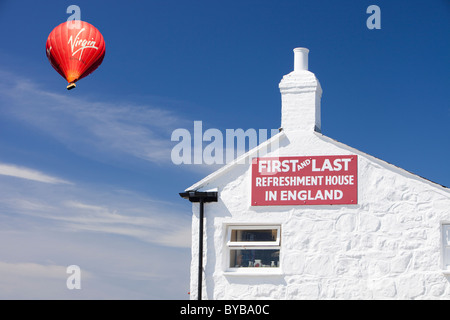 Café am Lands End, Cornwall, UK, mit einem Heißluftballon. Stockfoto