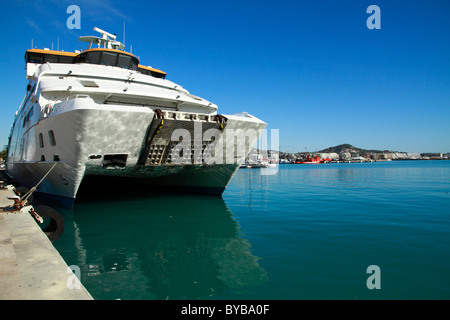 Fähre vertäut im Hafen von Ibiza, Ibiza, Spanien, Europa Stockfoto