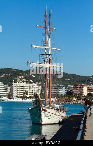 Großsegler, Schoner, festgemacht an den Hafen von Ibiza, Ibiza, Spanien, Europa Stockfoto